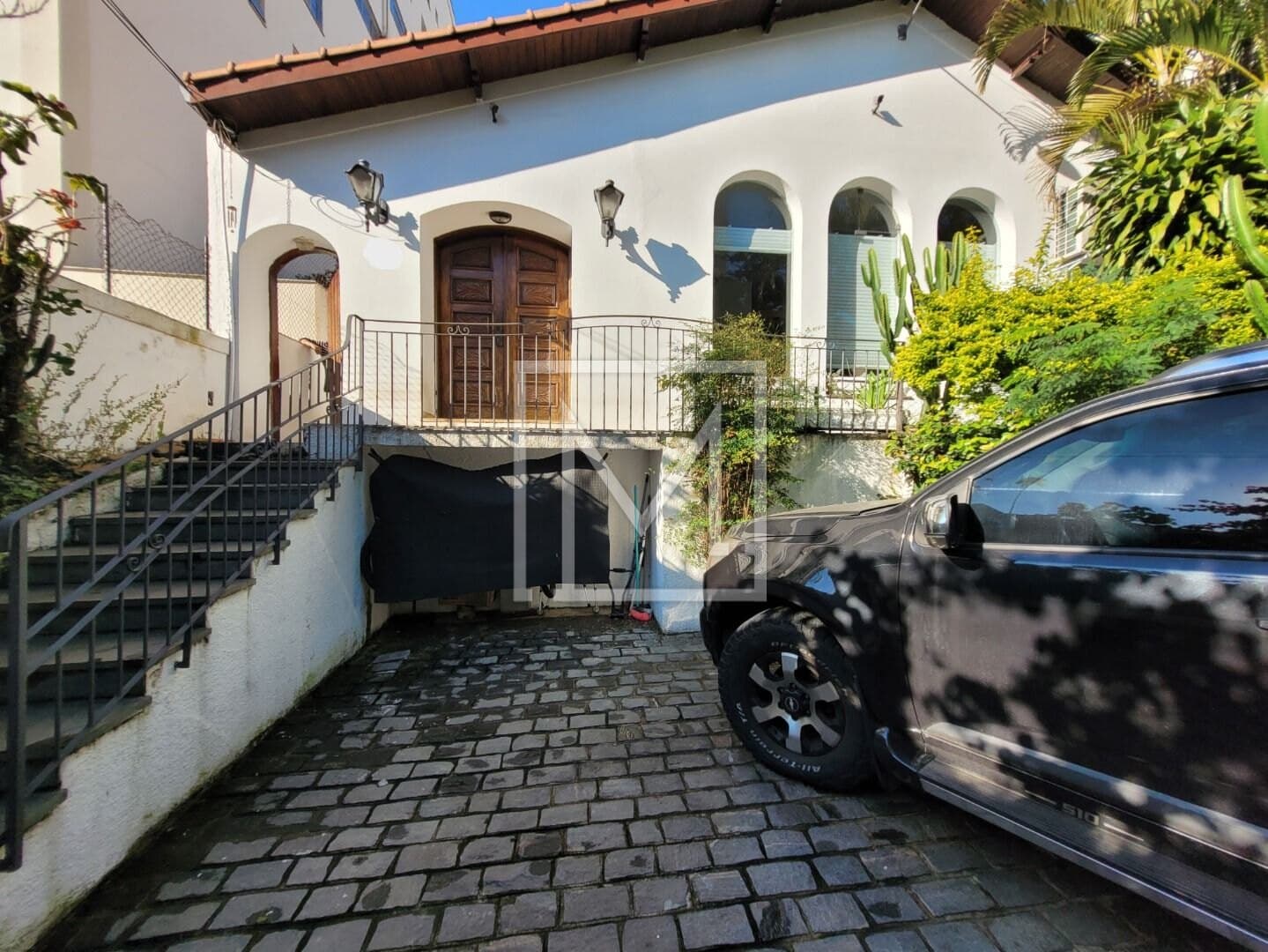CASA TÉRREA COM EDICULA.